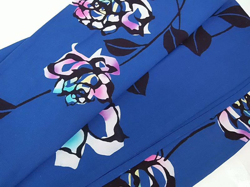 Magnifique yukata teint dans la masse, motif rose, mignon pour adulte, cousu à la main sur tissu peigné, couleur bleu.