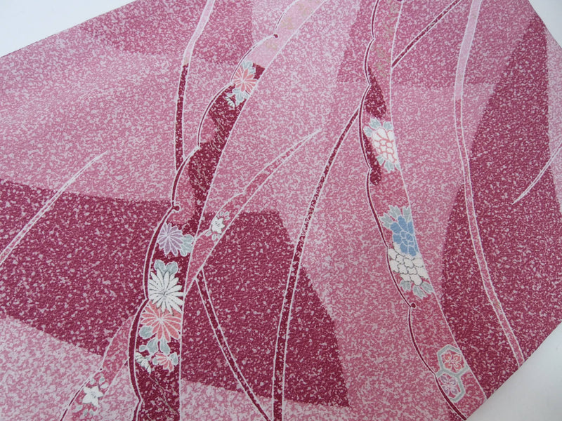 美品　家で洗える着物　小紋　花文様　金彩入り　日本製品　縮緬　ポリエステル　ピンク色　Japanese kimono