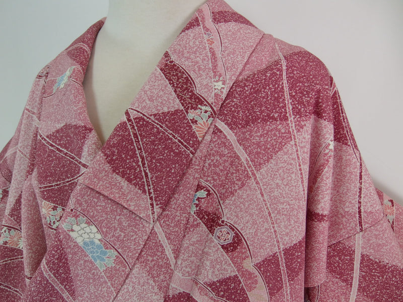美品　家で洗える着物　小紋　花文様　金彩入り　日本製品　縮緬　ポリエステル　ピンク色　Japanese kimono