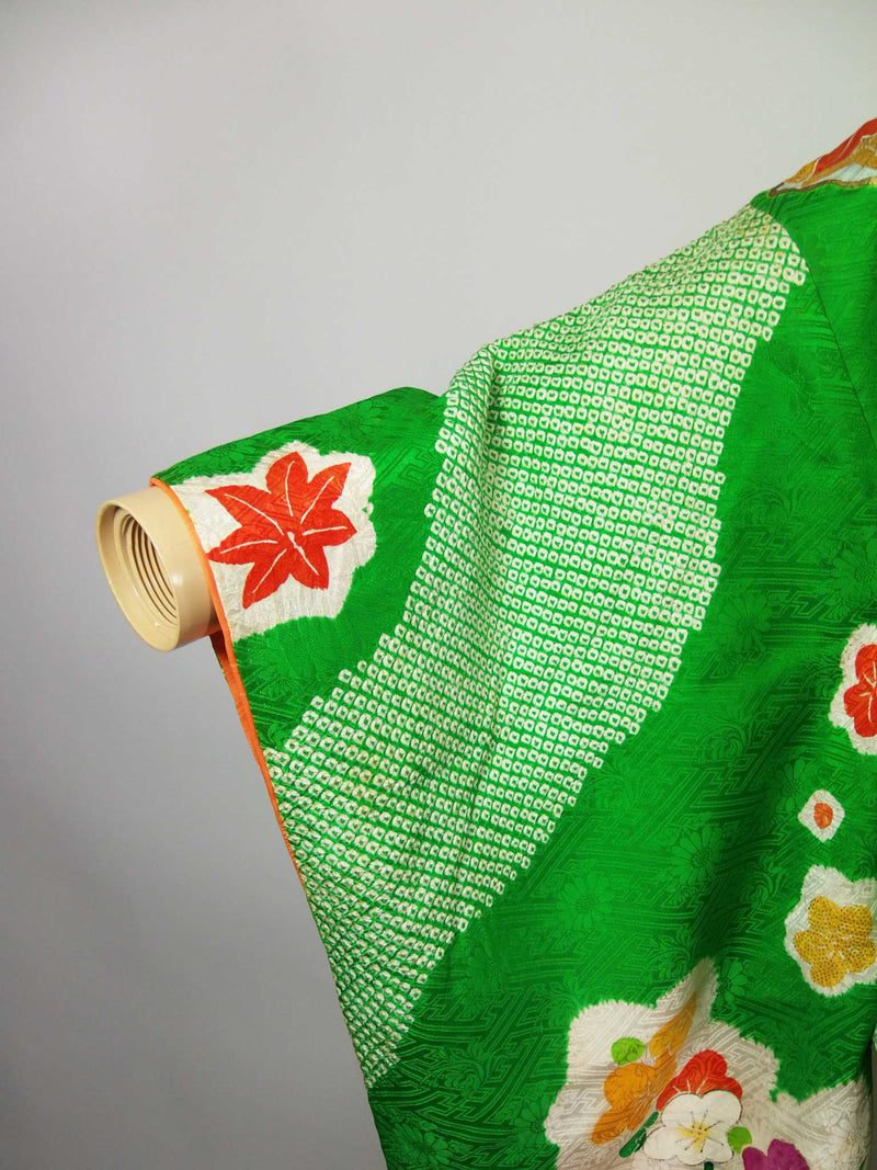 女性　着物　振袖　花模様　金駒刺繍　手描き　正絹　手縫い　緑色　Japanese kimono