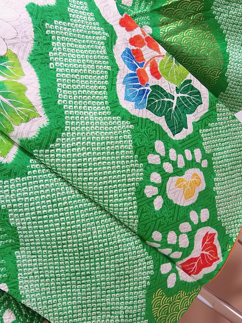 女性　着物　振袖　花模様　金駒刺繍　手描き　正絹　手縫い　緑色　Japanese kimono