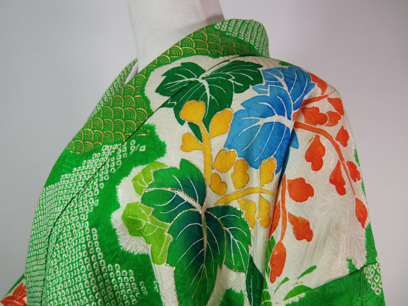 女性　着物　振袖　花模様　金駒刺繍　手描き　正絹　手縫い　緑色　Japanese kimono