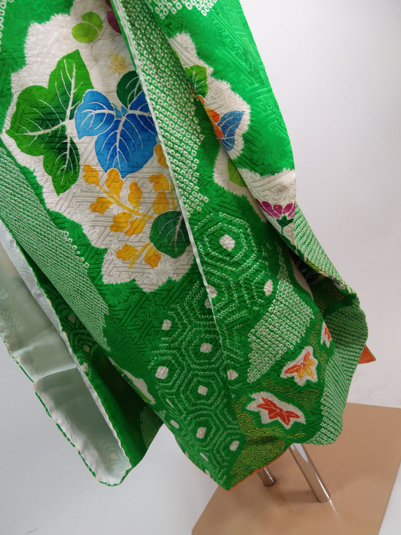 女性　着物　振袖　花模様　金駒刺繍　手描き　正絹　手縫い　緑色　Japanese kimono