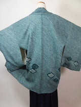 Haori Japonais d’Exception en Shibori Intégral | « Losanges Fleuris dans une Brume Azurée » | Shibori Kanoko | Motifs Géométriques Hanabishi | Diamant de la Soie | 100 % Soie Naturelle | Bleu-Vert | Cordons Haori Inclus