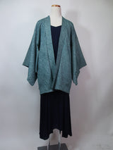 Haori Japonais d’Exception en Shibori Intégral | « Losanges Fleuris dans une Brume Azurée » | Shibori Kanoko | Motifs Géométriques Hanabishi | Diamant de la Soie | 100 % Soie Naturelle | Bleu-Vert | Cordons Haori Inclus