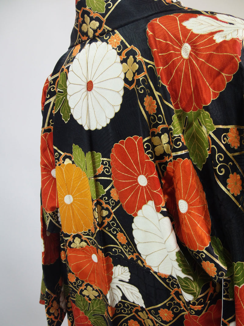 金箔　本物の着物から作った　kimono gown kimono robe silk products unisex 着物コート 和装 ロング 振袖　金の日本刺繍　菊柄　日本の伝統柄