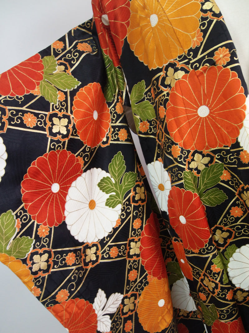 金箔　本物の着物から作った　kimono gown kimono robe silk products unisex 着物コート 和装 ロング 振袖　金の日本刺繍　菊柄　日本の伝統柄
