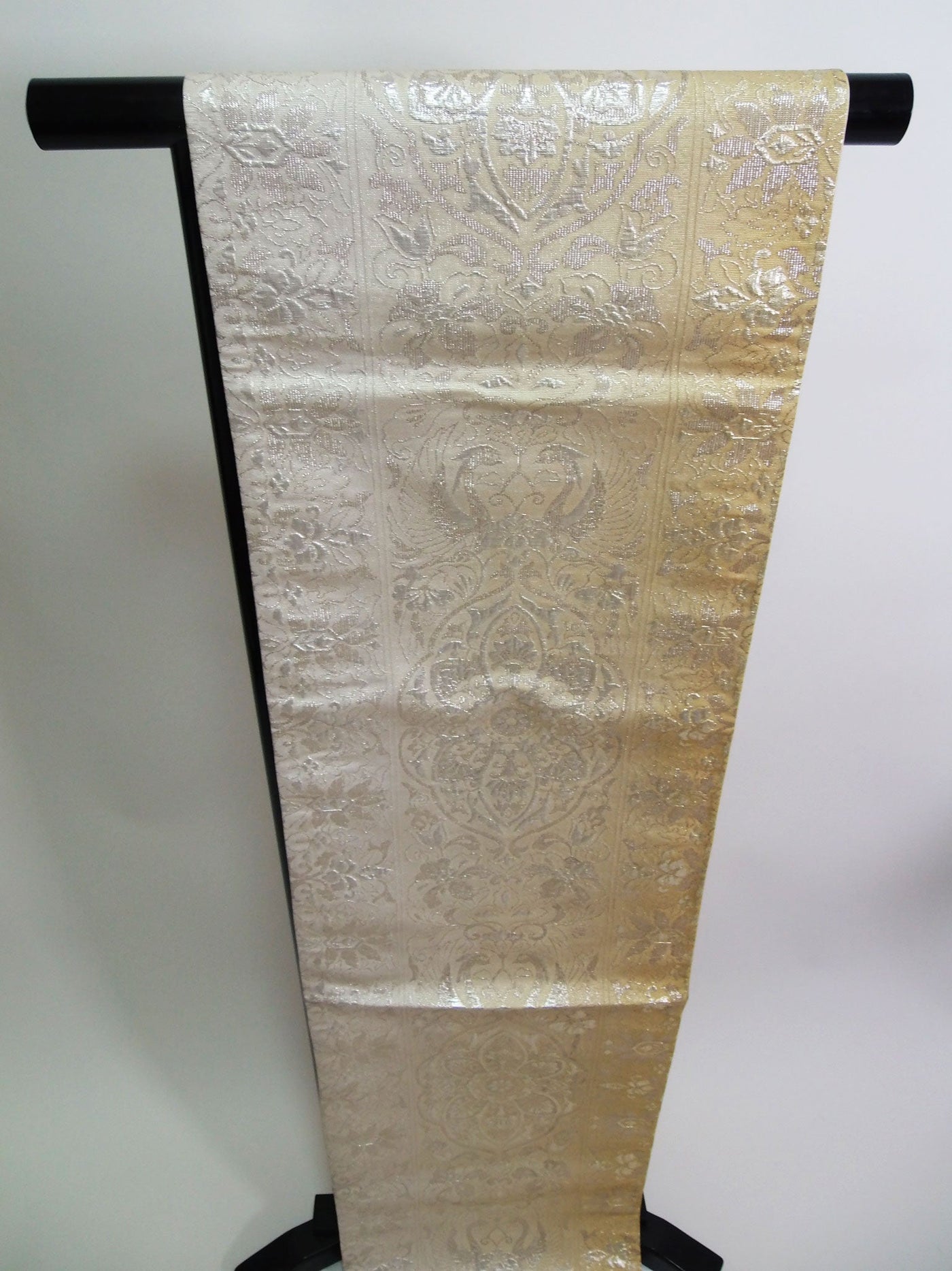 豪華袋帯リメイクテーブルランナー 銀糸 正倉院文様 – MIYABI - REUSE  