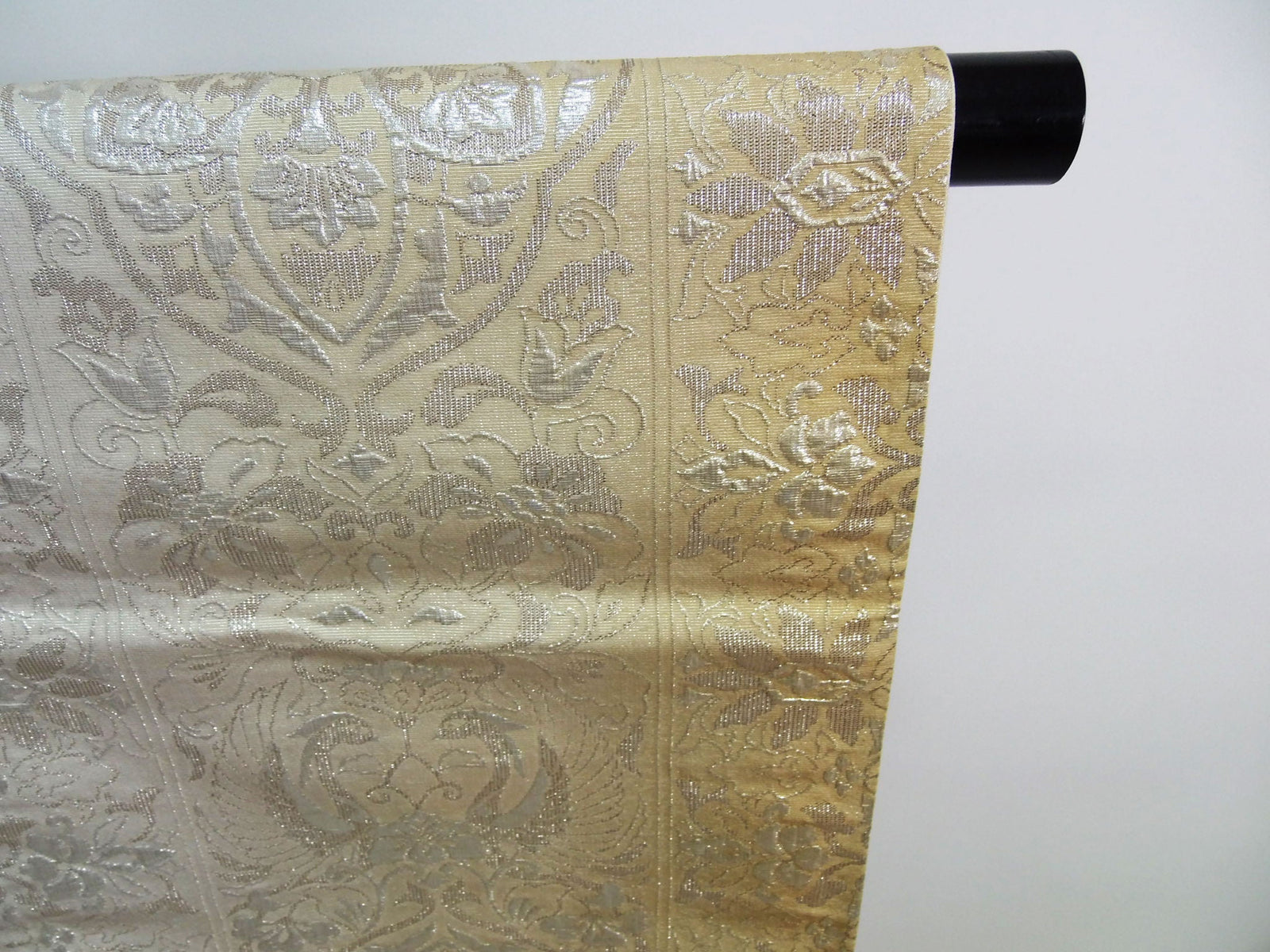 豪華袋帯リメイクテーブルランナー 銀糸 正倉院文様 – MIYABI - REUSE  