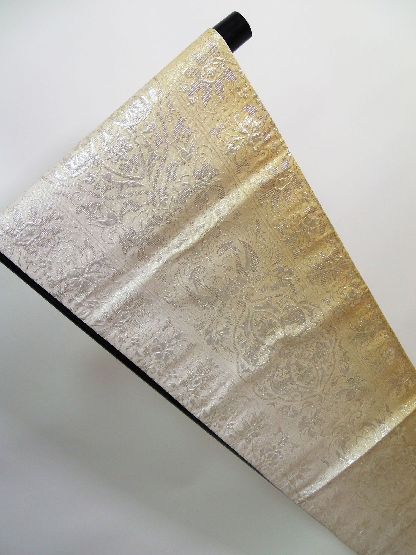 豪華袋帯リメイクテーブルランナー 銀糸 正倉院文様 – MIYABI - REUSE  
