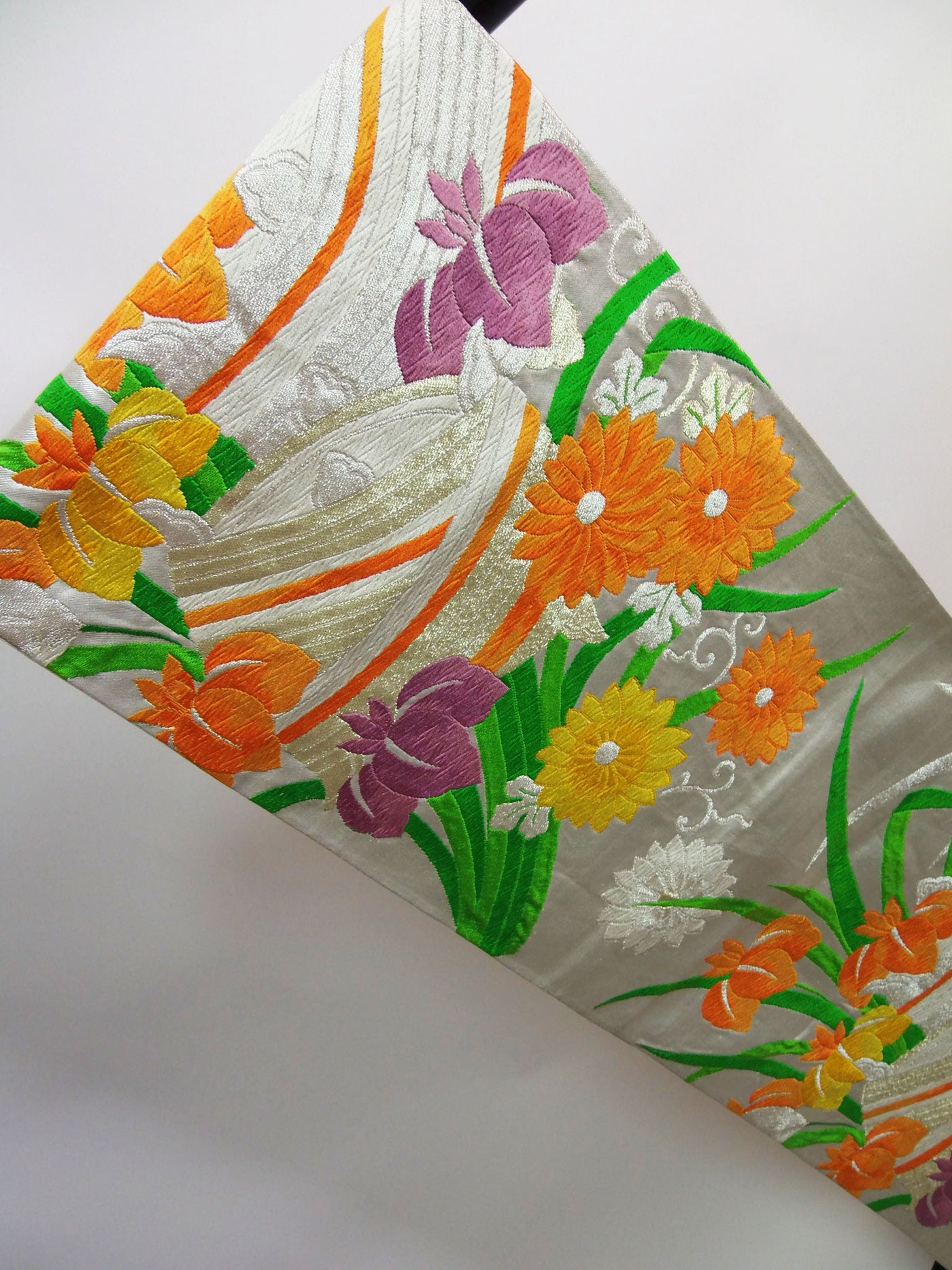 豪華袋帯リメイクテーブルランナー 唐織 花文様 シルバー – MIYABI