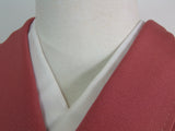 美丽的、彩色的、简单的绉绸，有一圈木加仑的图案，略带红紫色。