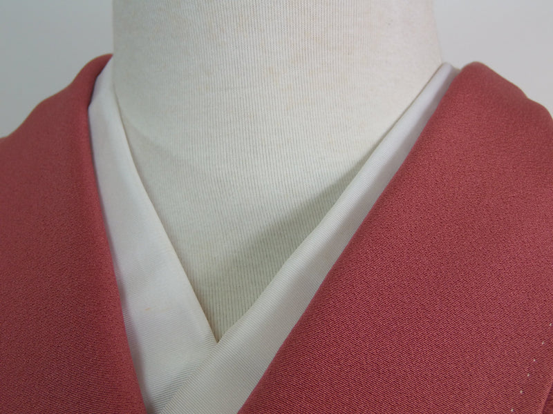 美丽的、彩色的、简单的绉绸，有一圈木加仑的图案，略带红紫色。