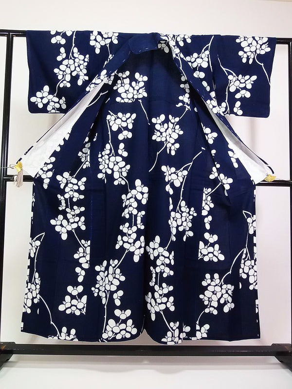 Yukata, teint par injection, motif camélia, blanc et bleu marine