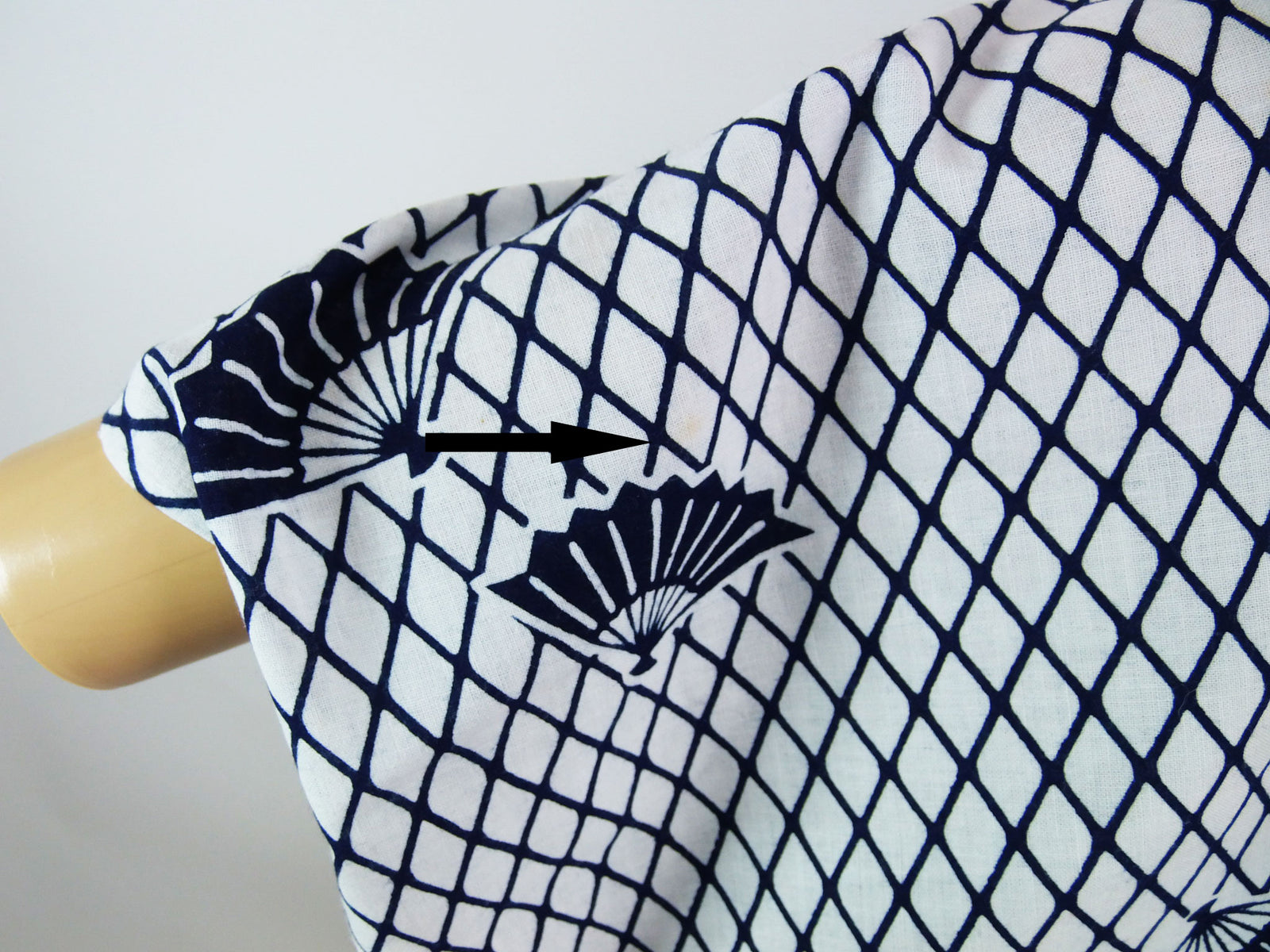 白の地に紺の染め分けと線模様、その上に三味線が粋な絵柄を見せる注染めの浴衣です 白の地に紺の染め分けと線模様、その上に三味線が粋な絵柄を