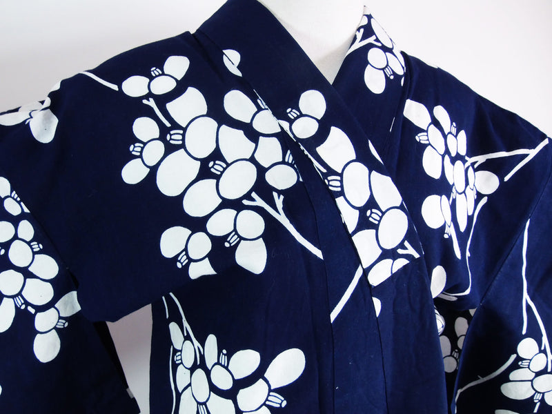 Yukata, teint par injection, motif camélia, blanc et bleu marine
