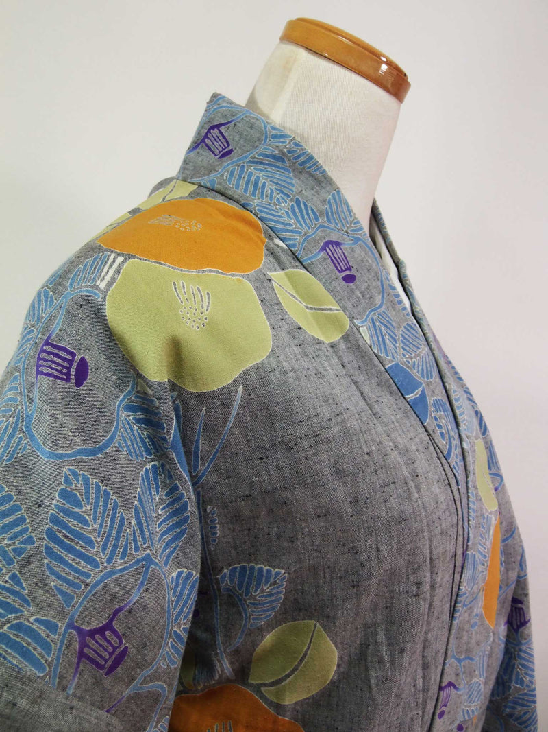 Yukata, teint par injection, motif camélia, gris.