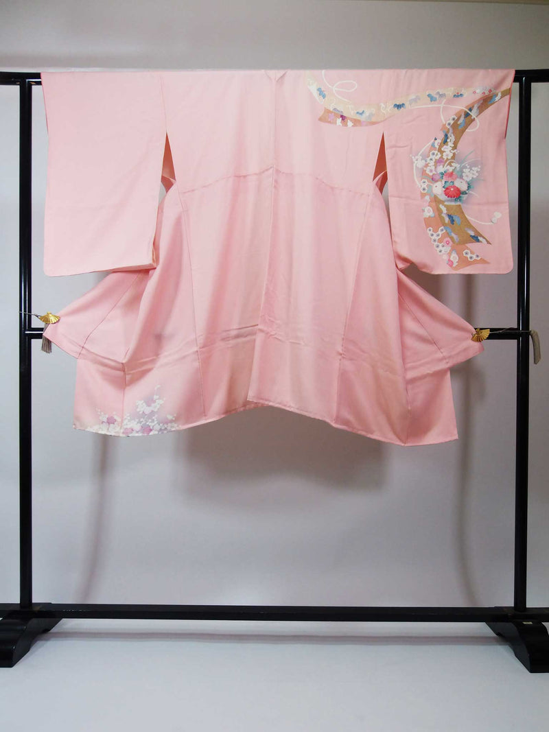 和服长袍由真正的和服制成和服长袍丝绸产品男女通用的纯丝绸，浅粉色，有花卉图案，金叶。