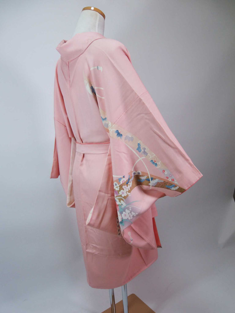 和服长袍由真正的和服制成和服长袍丝绸产品男女通用的纯丝绸，浅粉色，有花卉图案，金叶。