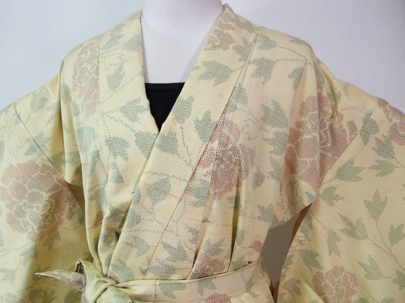 由真正的和服和服袍子制成的丝绸制品，男女通用的纯丝黄色带玫瑰花。