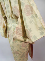 由真正的和服和服袍子制成的丝绸制品，男女通用的纯丝黄色带玫瑰花。
