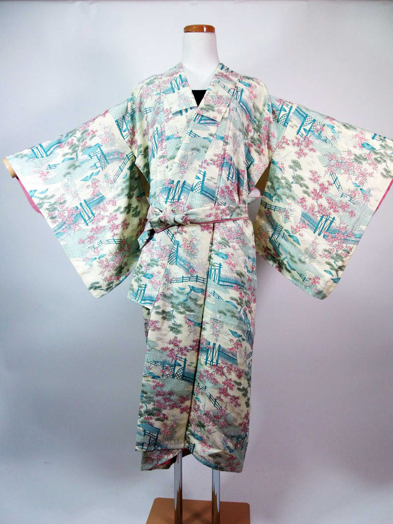 和服长袍由真正的和服制成和服长袍丝绸产品男女通用纯丝绸日本传统图案Chayatsuji浅黄色