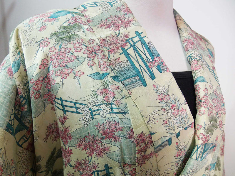 本物の着物から作った　kimono gown kimono robe silk products unisex almost mint condition正絹 日本伝統柄　茶屋辻　薄い黄色