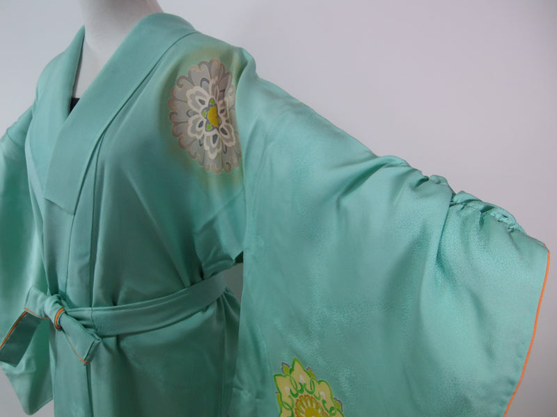 本物の着物から作った　kimono gown kimono robe silk products unisex almost mint condition袖ドレープタイプ　絹　日本伝統柄　緑色