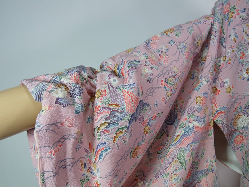 本物の着物から作った　kimono gown kimono robe silk products unisex almost mint condition正絹 日本伝統柄　茶屋辻　ピンク